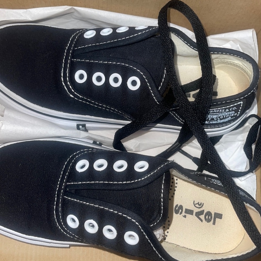 Levi’s black sneakers for boys